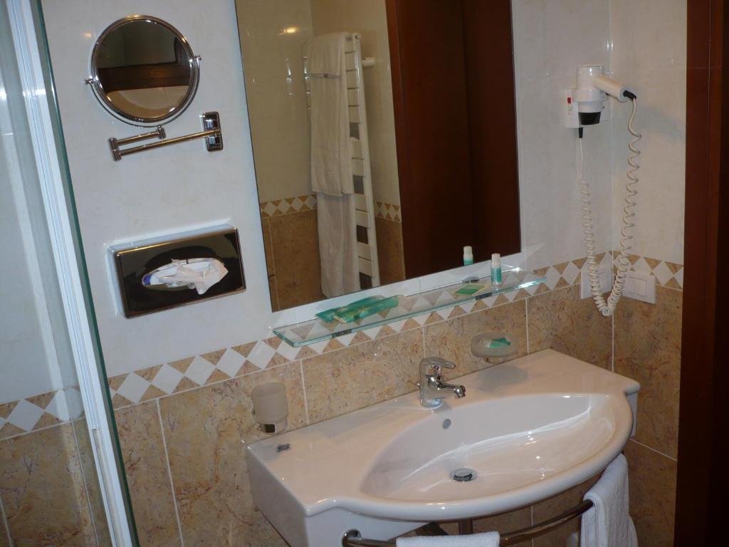 Hotel Ristorante Dotto Varago الغرفة الصورة
